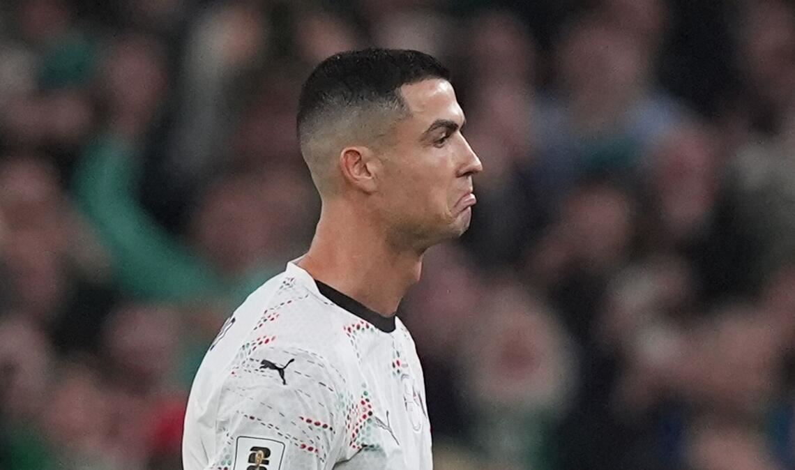 Cristiano Ronaldo verlässt den Platz nach seiner Roten Karte in Irland.