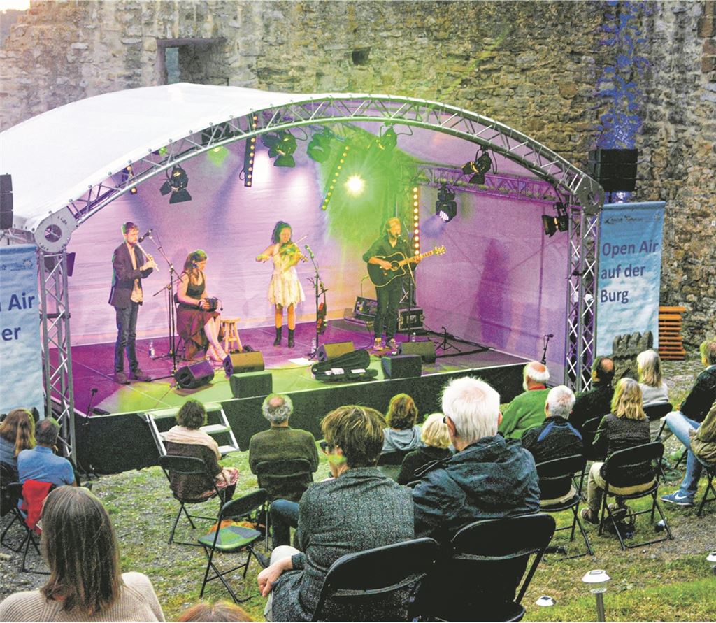 Crosswind spielt eine Liebeserklärung an Irland in der Burgruinen-Kulisse. Stahlfeld
