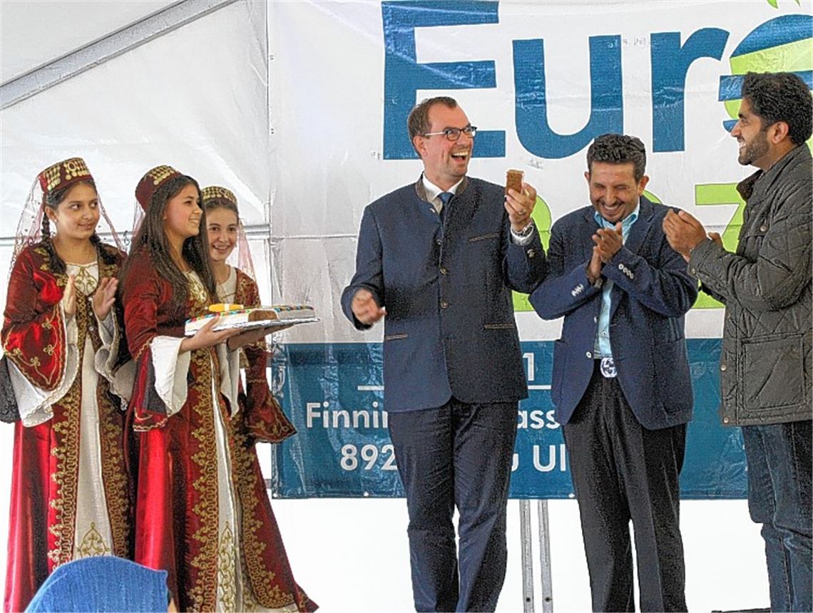 Cultura-Auftakt: OB Frank Schneider (v. li.), der Sprecher der türkischen Vereine, Hasan Ali Özer, und Integrationsbeauftragter Mohammad Luqman, eröffnen das dreitägige Fest der Kulturen. 