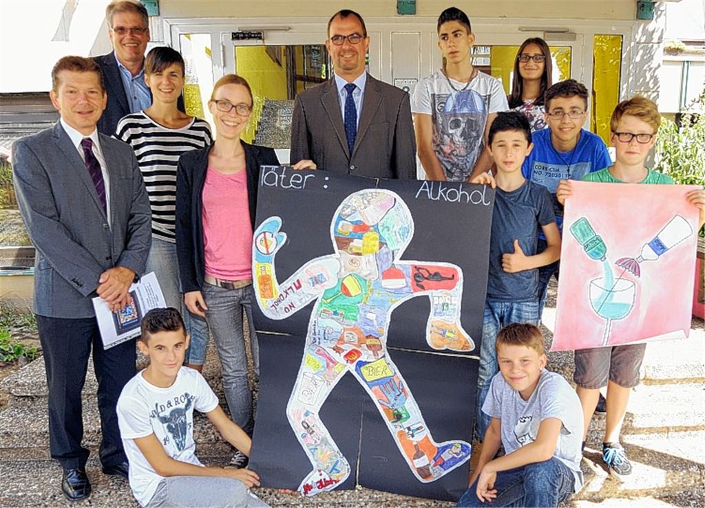 DAK-Chef Frank Geissler, der stellvertretende Schulleiter Matthias Klewar, die Lehrerinnen Janine Brunner und Julia Berger sowie OB Frank Schneider (stehend v. li.), präsentieren die prämierten Arbeiten.