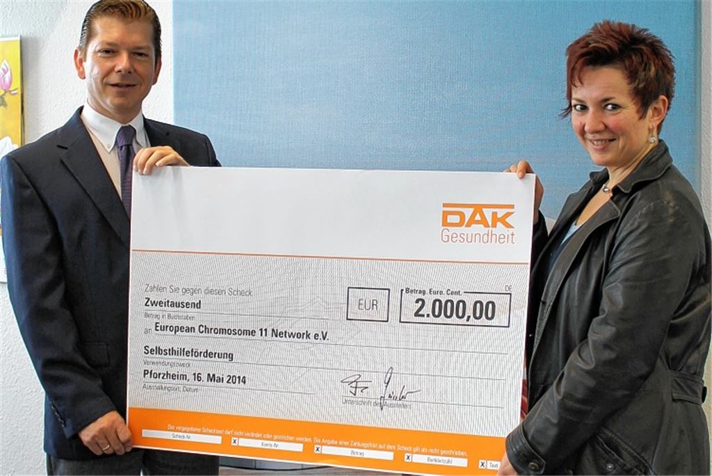 DAK-Geschäftsführer Frank Geissler übergibt die Spende an Arne Eiwen.