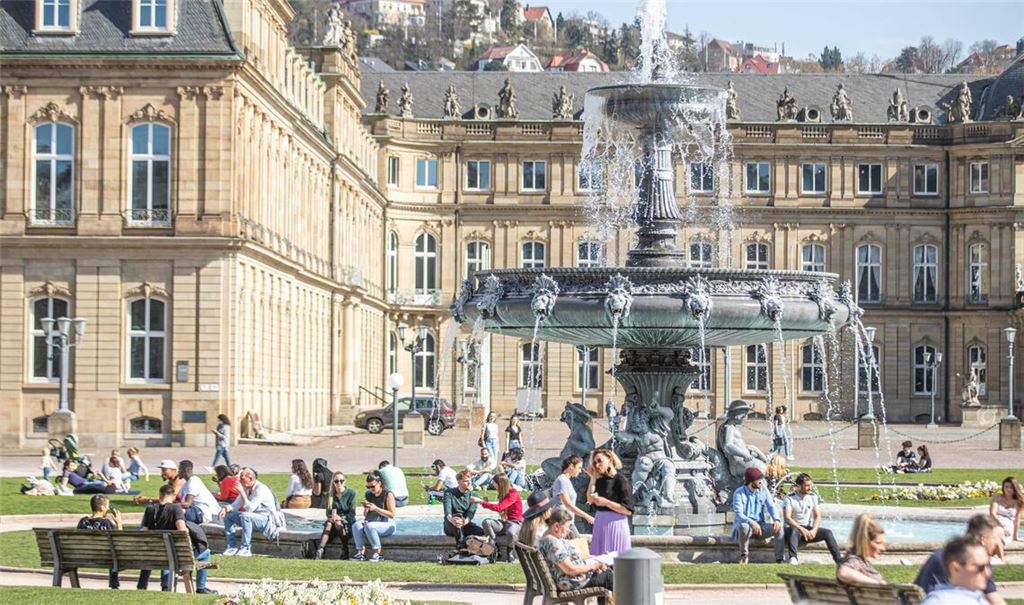 DEr Schlossplatz lädt im Laufe der Woche zum Sonnen ein (Archivbild).