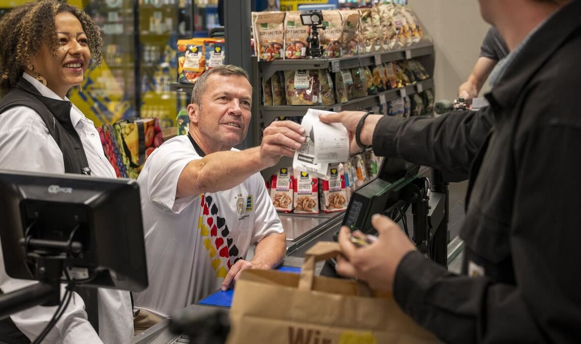 DFB-Altstar „Loddar“ Matthäus wirbt für Edeka-Trikots, die es in manchen Filialen ab einem Einkauf von 50 Euro gratis gibt.