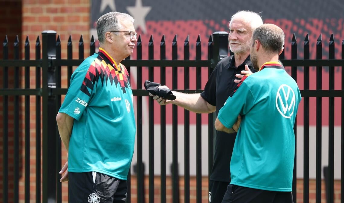 DFB-Geschäftsführer Andreas Rettig und Rudi Völler haben beim Training viel zu bereden.