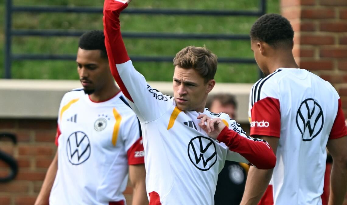 DFB-Kapitän Kimmich (m.) nimmt seine Kollegen in die Pflicht.