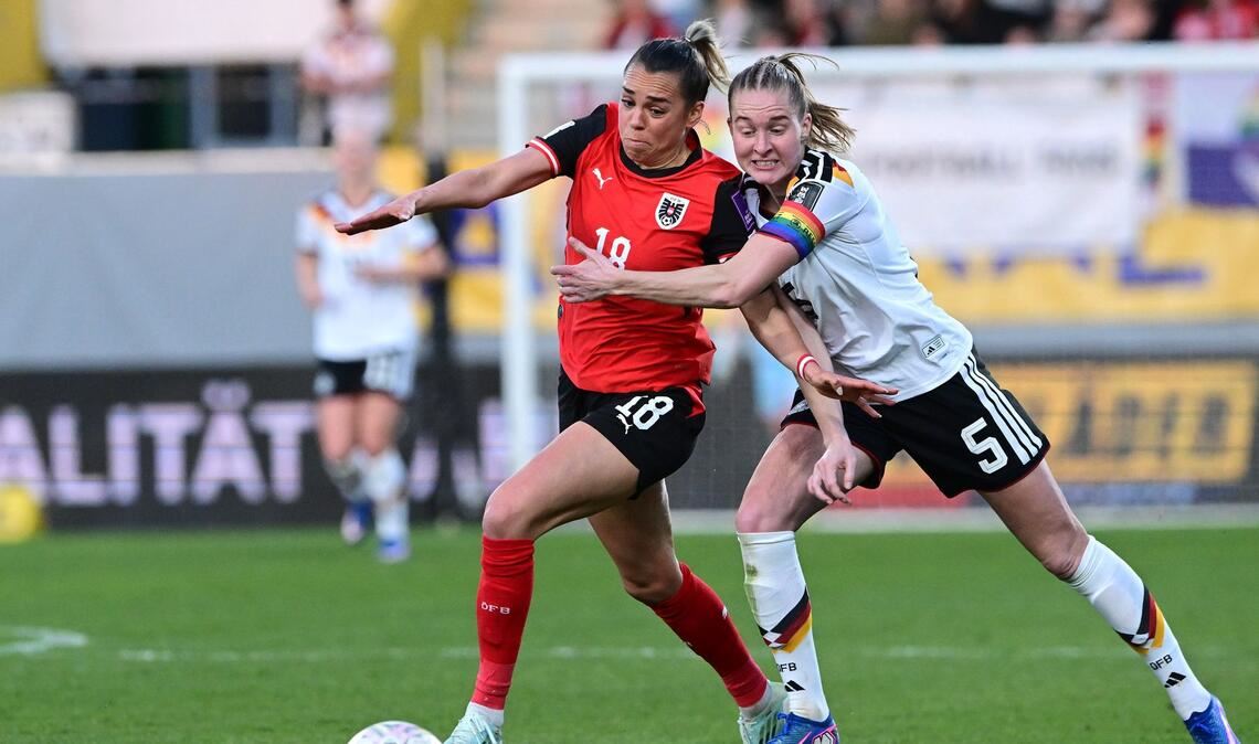 DFB-Kapitänin Janina Minge (r) weiß sich nur mit einer Notbremse gegen Julia Hickelsberger zu helfen.