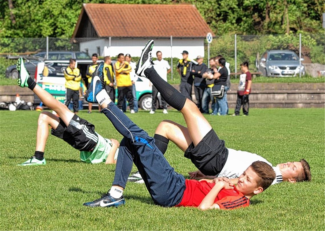 DFB-Mobil in Lienzingen: C- und D-Junioren trainieren unter professioneller Anleitung. 