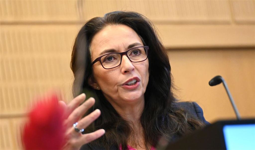 DGB-Chefin Yasmin Fahimi nennt die Debatte um Einschnitte "respektlos und schäbig". (Archivbild)