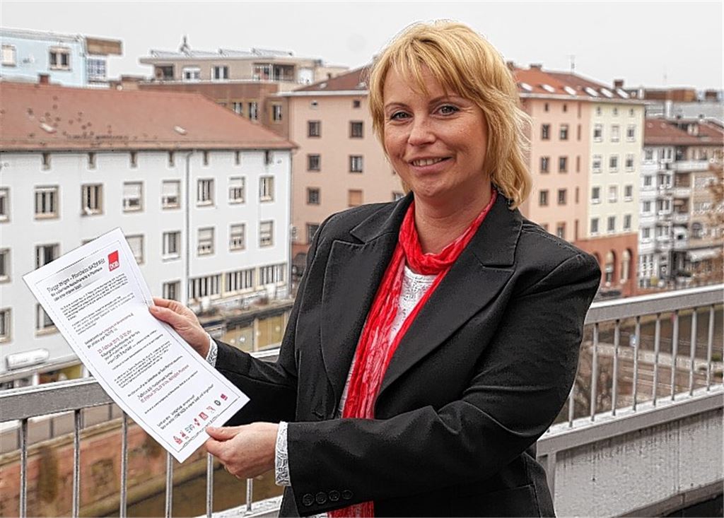 DGB-Regionssekretärin Susanne Nittel mit dem Aufruf zur Demonstration gegen Rechts.