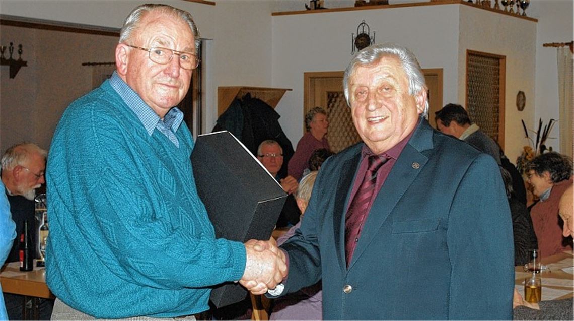 DIG-Präsident Hermann Fasching (re.) gratuliert Walter Mollik zu dessen Jubiläum. 