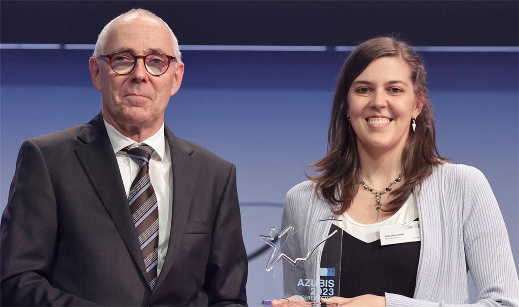 DIHK-Präsident Peter Adrian zeichnet (von unten) die bundesbesten Auszubildenden Virginia Fischer, Valentina Markovic und Valentina Sigel aus. Fotos: DIHK/Schicke/Plambeck
