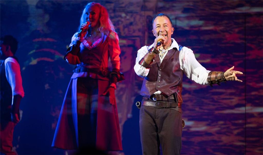 DJ Bobo bringt in der Stuttgarter Schleyerhalle seine Fans zum Tanzen.