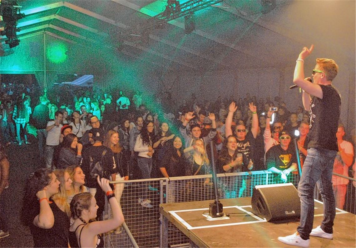 Fest20zehn: Regen bremst Feiernde nicht aus Regen bremst Feiernde nicht aus