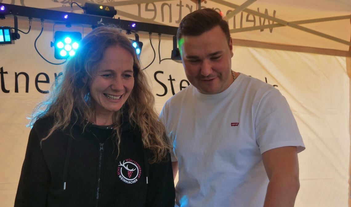 DJ Marius Neumann weiß, wie „Mallorca-Feeling“ aufkommen kann – auch in den Sternenfelser Weinbergen. Foto: Friedrich