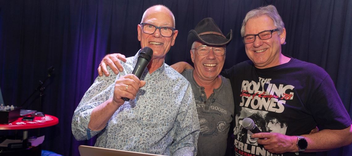 50-jähriges Bühnenjubiläum gebührend gefeiert DJ Pollux (Erwin Ferkaluk) feiert mit Wolfgang Kienzle, Thomas Brockmann (von links) und vielen weiteren Gästen sein 50-jähriges DJ-Jubiläum. Foto: Fotomoment