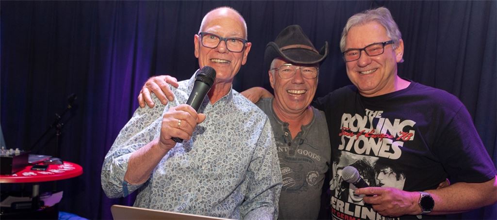 DJ Pollux (Erwin Ferkaluk) feiert mit Wolfgang Kienzle, Thomas Brockmann (von links) und vielen weiteren Gästen sein 50-jähriges DJ-Jubiläum. Foto: Fotomoment