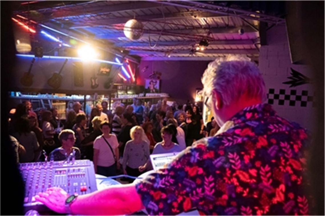 Gut besuchte Revivalparty im Musicpark DJ und Radiomoderator Thomas Brockmann heizt den Besuchern des Musicpark Live ordentlich ein. Gäste und Veranstalter freuen sich über mehr Normalität. Foto: Recken