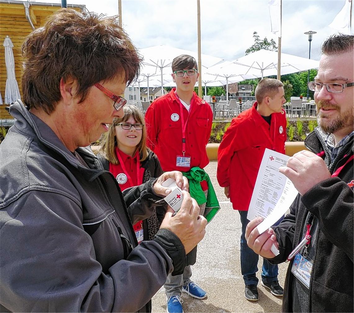 DRK-Blutspendereferent Michael Molitor (re.) überreicht, passend zur Gartenschau, jedem Interviewpartner ein kleines, wachsendes Präsent und eine Liste der nächsten Blutspende-Termine im Umkreis. Foto: Brachhold