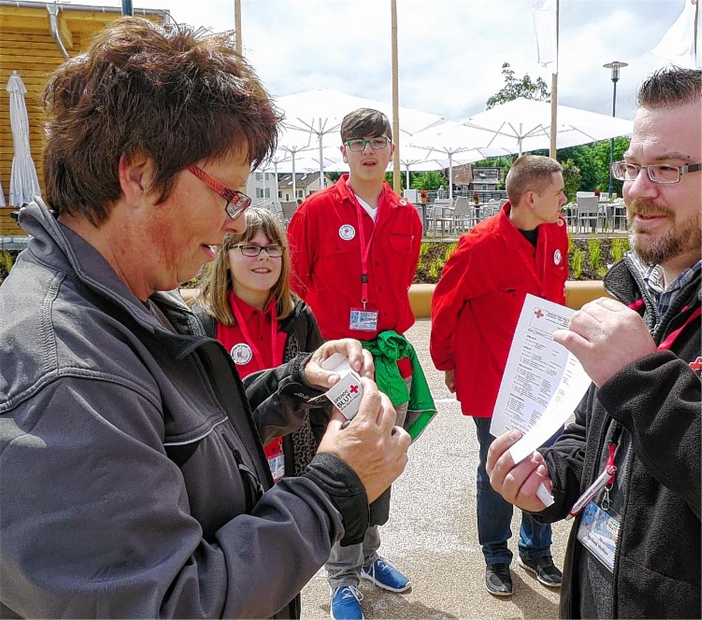 DRK-Blutspendereferent Michael Molitor (re.) überreicht, passend zur Gartenschau, jedem Interviewpartner ein kleines, wachsendes Präsent und eine Liste der nächsten Blutspende-Termine im Umkreis. Foto: Brachhold