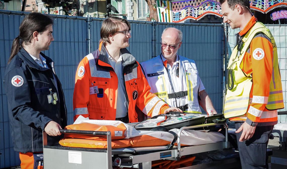 DRK-Einsatzleiter Sebastian Bosse (rechts) mit einigen Leuten seiner Wasen-Mannschaft auf dem Festgelände.
