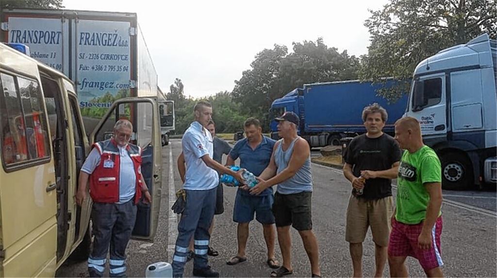 DRK-Helfer im Einsatz: Wasser und Apfelsaftschorle finden durstige Abnehmer. Foto: privat