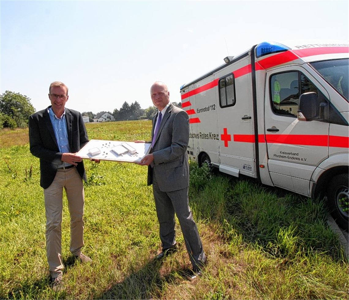 DRK-Kreisgeschäftsführer Werner Hänlein (re.) und Architekt Jochen Abraham mit einem Modell des Neubaus auf dem Grundstück an der Kieselbronner Straße.