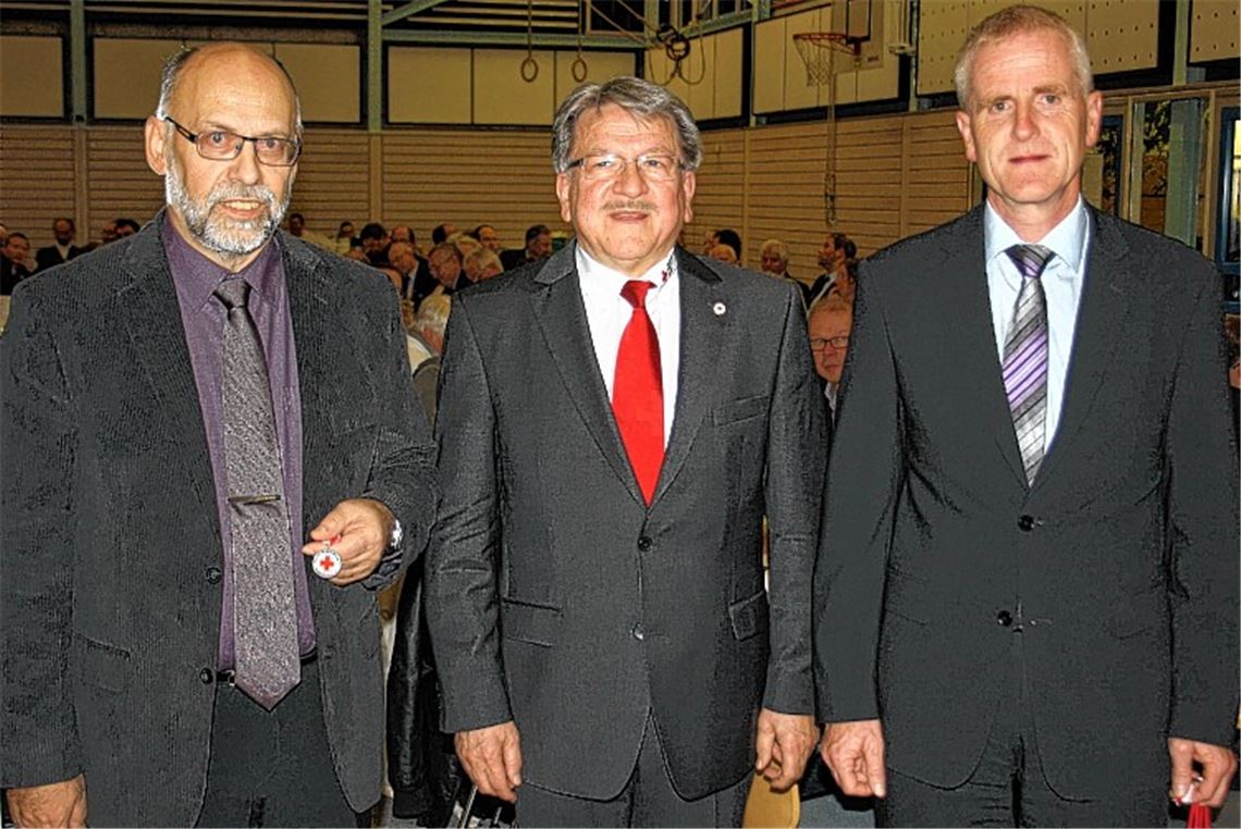 DRK-Präsident Professor Dr. Wolfgang Kramer (Mitte) mit den Geehrten Manfred Brock (li.) und Volker Haag. Foto: Jähne