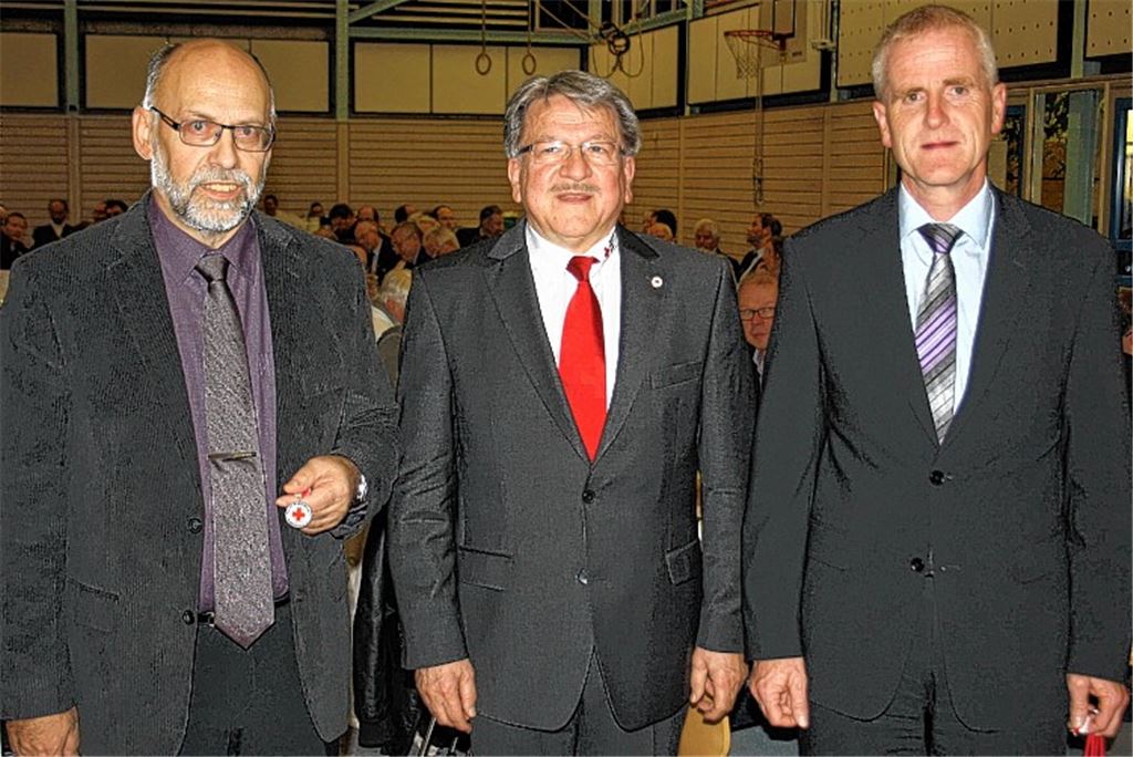 DRK-Präsident Professor Dr. Wolfgang Kramer (Mitte) mit den Geehrten Manfred Brock (li.) und Volker Haag. Foto: Jähne