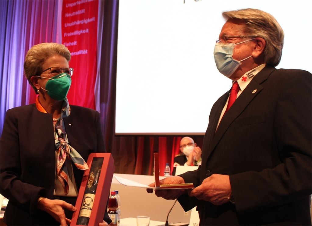 DRK-Präsidentin Barbara Bosch zeichnet Dr. Wolfgang Kramer aus. Foto: privat