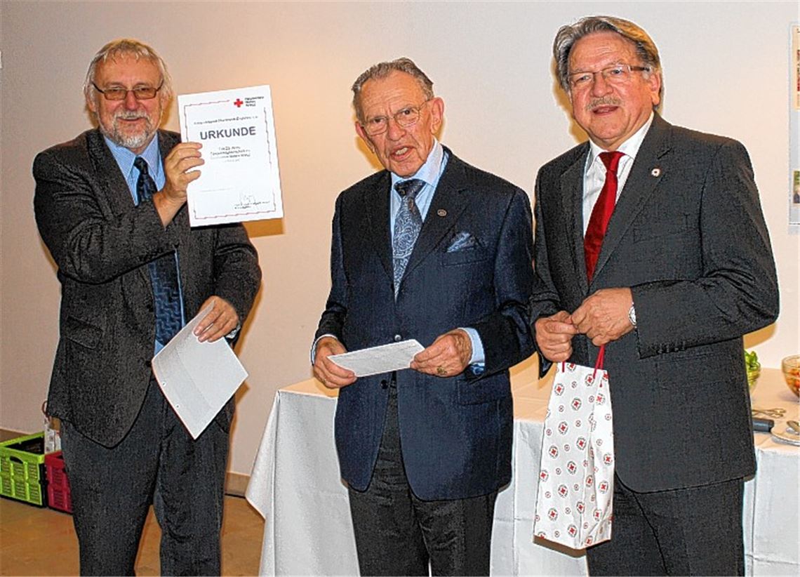 DRK-Vorsitzender Wolfgang Kramer (re.) und Vize-Geschäftsführer Roland Peyer (li.) zeichnen Ingo Daur aus Enzberg für seine langjährige Mitgliedschaft im Roten Kreuz aus.
