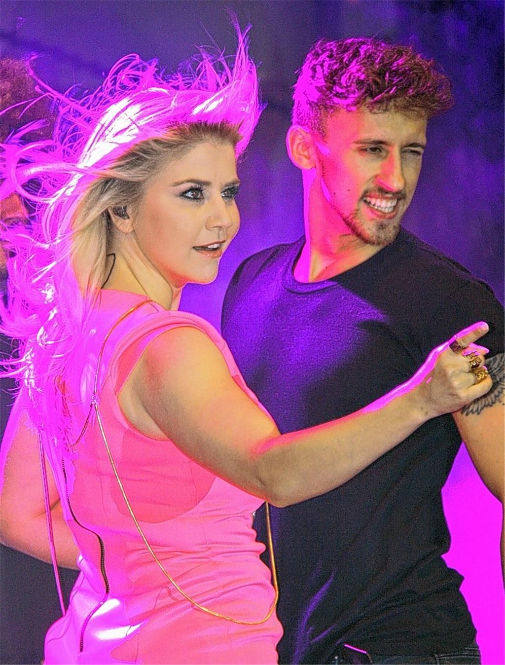 DSDS-Star Beatrice Egli begeistert mit ihrer Show im Enzauenpark das Publikum. Foto: Mummert