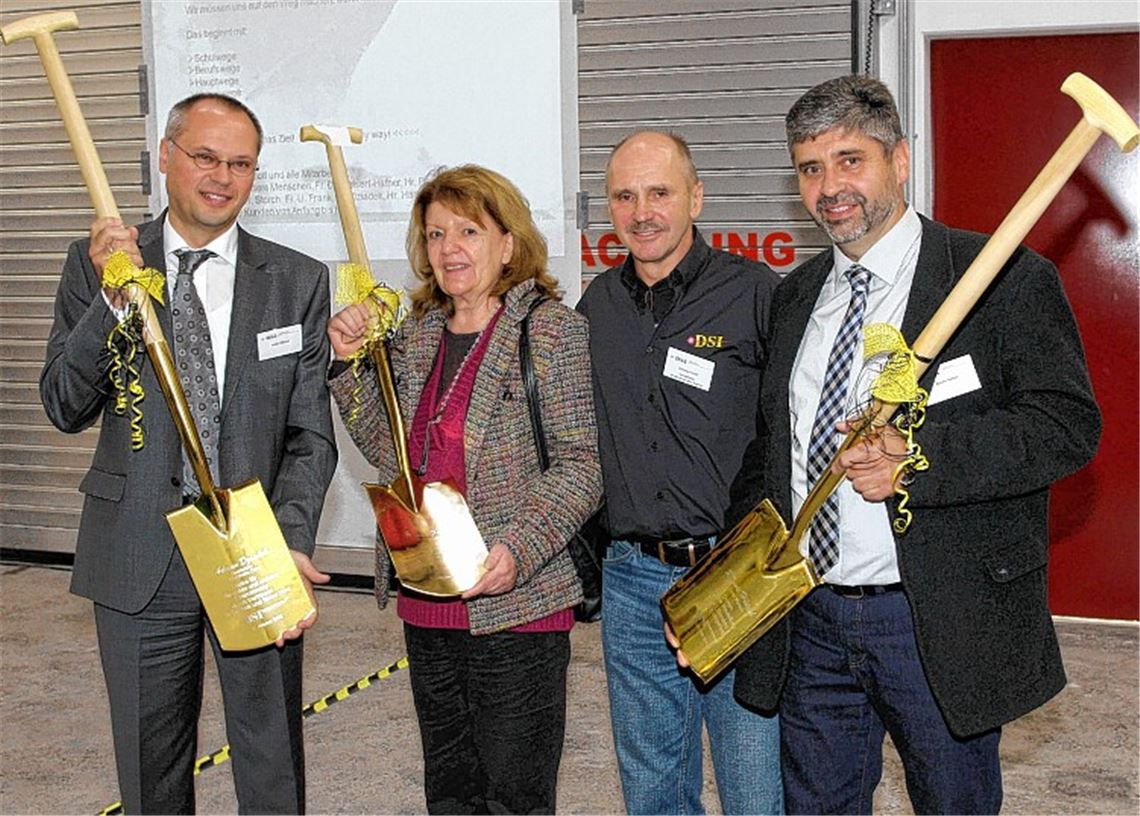 DSI-Geschäftsführer Christian Frank (2.v.re.) überreicht bei der Gebäudeeinweihung vergoldete Spaten an Bauleiter Ronnie Hättich (re.) von der Firma Harsch, Adrian Dziadek von der Sparkasse Pforzheim Calw und Steuerberaterin Ursula Frank. 