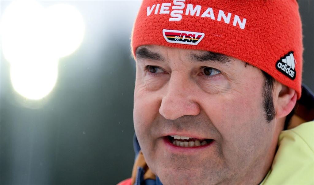 DSV-Sportdirektor Horst Hüttel sieht nach Berichten um mögliche Manipulationsmethoden im Skispringen Handlungsbedarf. (Archivbild)