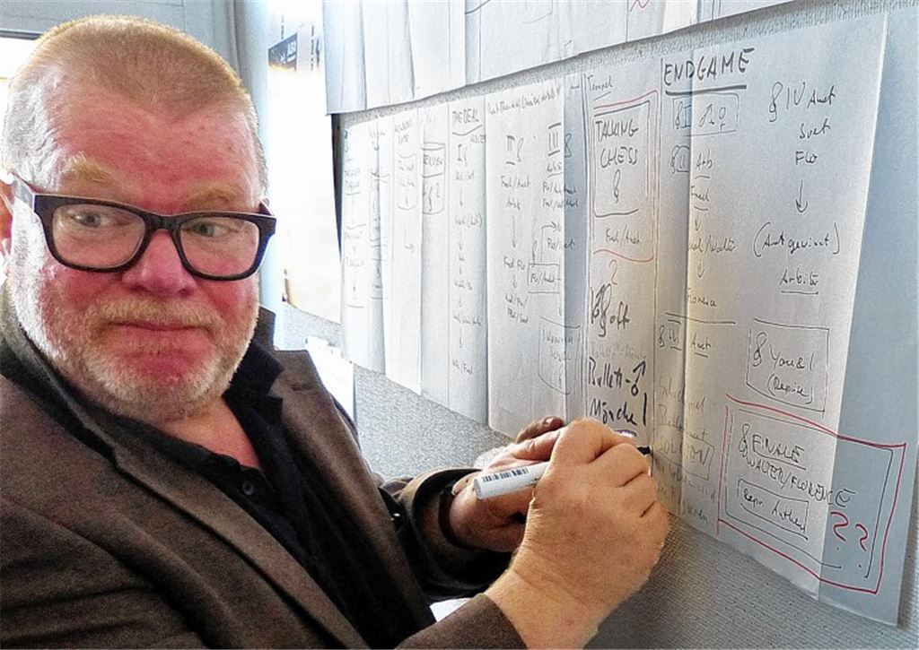 Da blickt keiner durch außer ihm selbst: Wolf Widder an seinem „Szenario“ für das Silvester-Musical „Jazz“.Foto: Roth