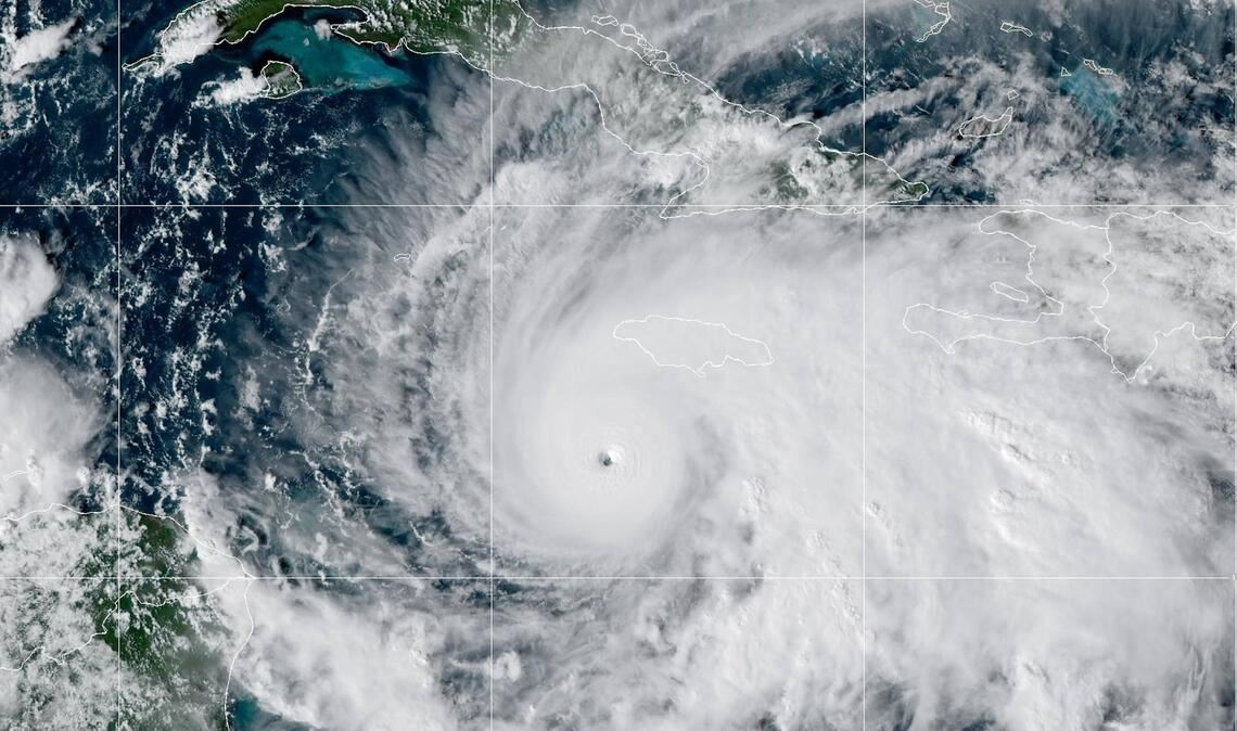 Da braut sich was zusammen: Hurrikan „Melissa“ nähert sich mit rasender Geschwindigkeit der Karibikl. In Jamaika fürchtet man schwere Verwüstungen.