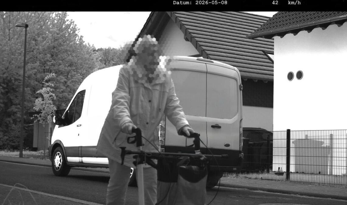 Da das Kennzeichen des Wagens verdeckt ist, kommt der Fahrer ungeschoren davon.