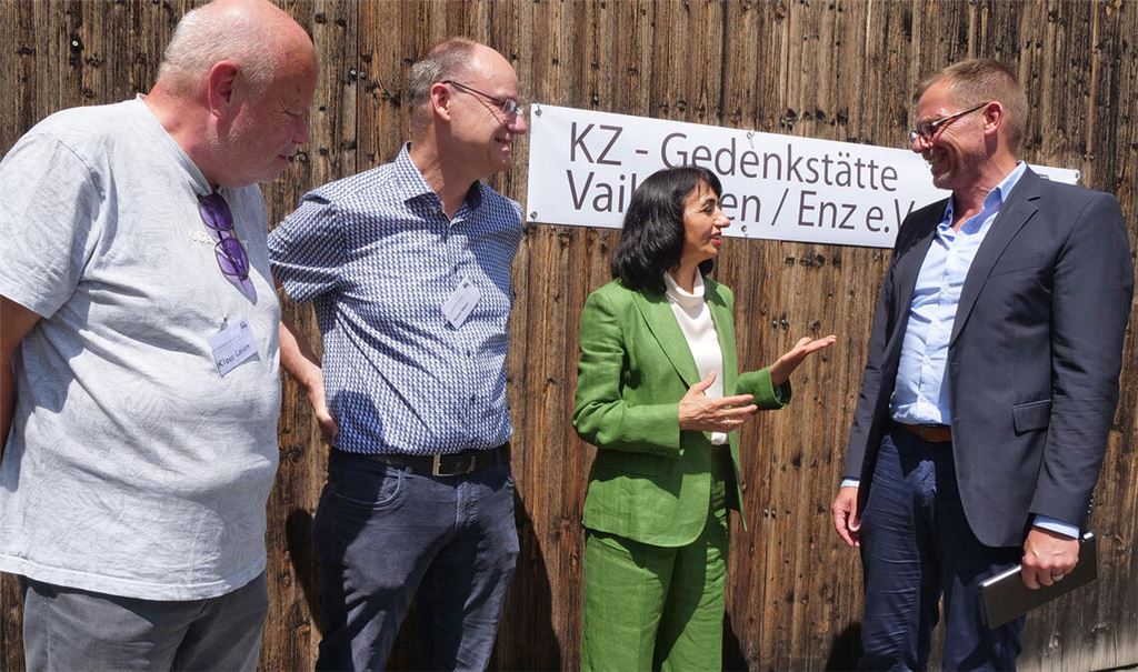 Da es immer weniger Zeitzeugen gibt, sind Erinnerungsorte wie die KZ-Gedenkstätte in Vaihingen so wichtig. Das betont Landtagspräsidentin Muhterem Aras, die dort am Donnerstag zu Besuch ist. Hier ist sie im Gespräch mit Vaihingens OB Uwe Skrzypek. Mit dabei sind Klaus Laxen und Rainer Mayer (v.li.) vom Gedenkstättenverein. Fotos: Friedrich