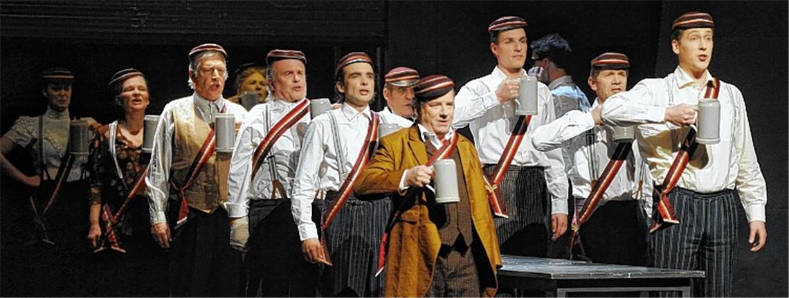 Da fühlt sich der Mitläufer wohl: In der Verbindung Neuteutonia wird von Diederich (vorne: Martin Theuer) nichts verlangt außer dem Talent, zu trinken und mit dem Strom zu schwimmen.