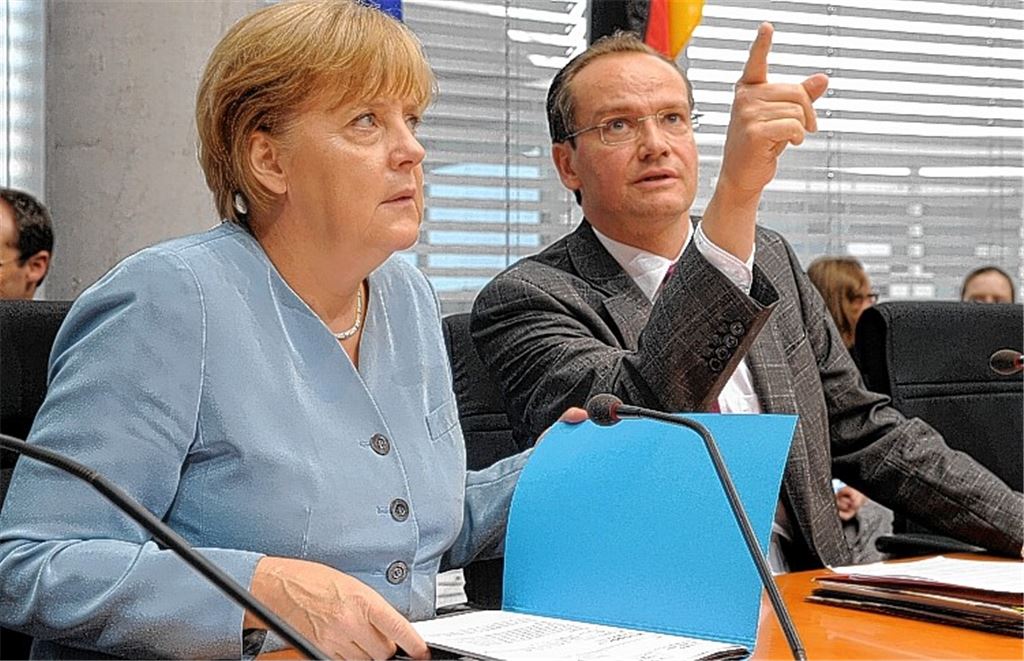 Da geht es lang! Der CDU-Abgeordnete Gunther Krichbaum im Gespräch mit Kanzlerin und Parteichefin Angela Merkel. Foto: Lichtblick/Achim Melde