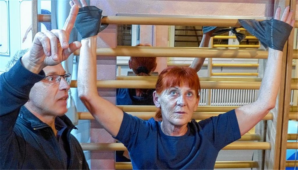 Da geht es lang zur Bikinifigur: Die will Gitta Möller auf jeden Fall bis zum nächsten Urlaub haben. Und eine gute Haltung noch dazu, deshalb folgt sie brav den Anleitungen von Trainer Torsten Schön. Foto: Roth