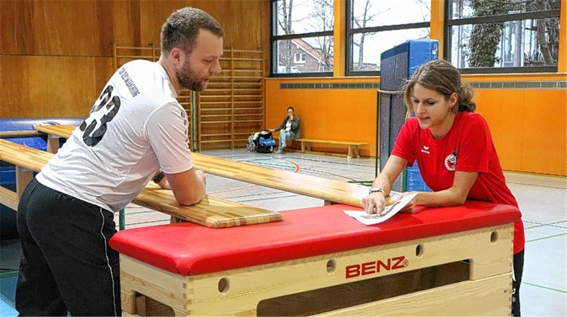 Da geht’s lang: Chantal Baral zeigt Gruppenleiter und TSV-Vorstand Kay Bäumges, welche Stationen sie diesmal für das Eltern-Kind-Turnen aufbauen möchte.Schüller