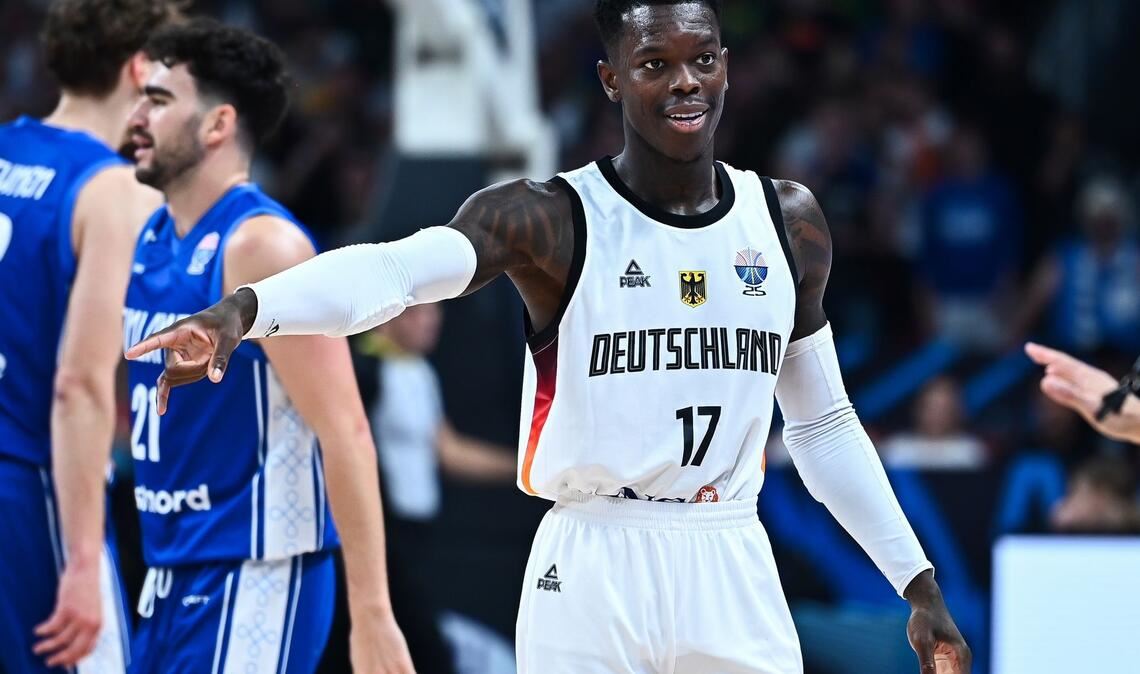 Schröder: "Chance, historischen Sommer zu erleben" Da geht's lang! Dennis Schröder hat die deutschen Basketballer ins Finale geführt.