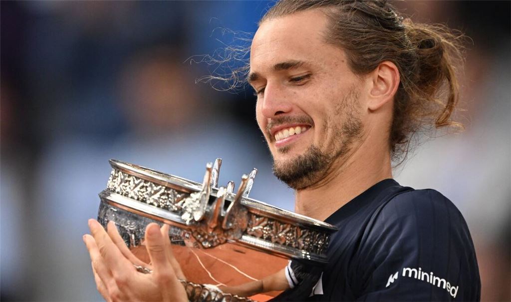 Da ist das Ding: Alexander Zverev mit dem Siegerpokal der French Open.