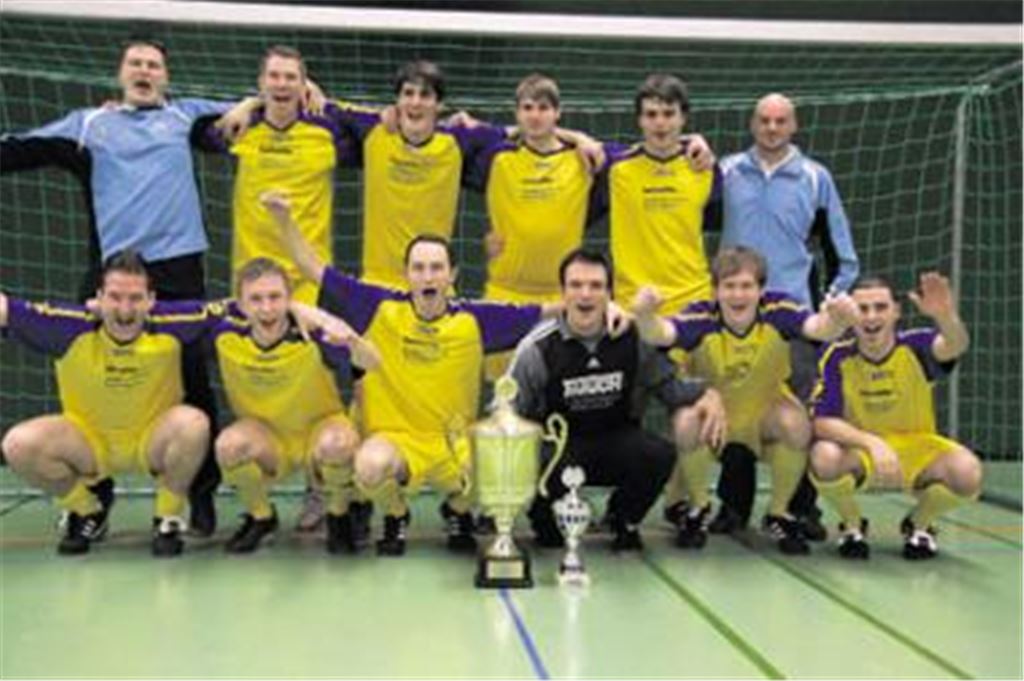 Da ist das Ding: Die Mannschaft des TSV Phönix Lomersheim jubelt und nimmt den großen Pott für ein Jahr mit ans Wässerle. Foto: Eigner