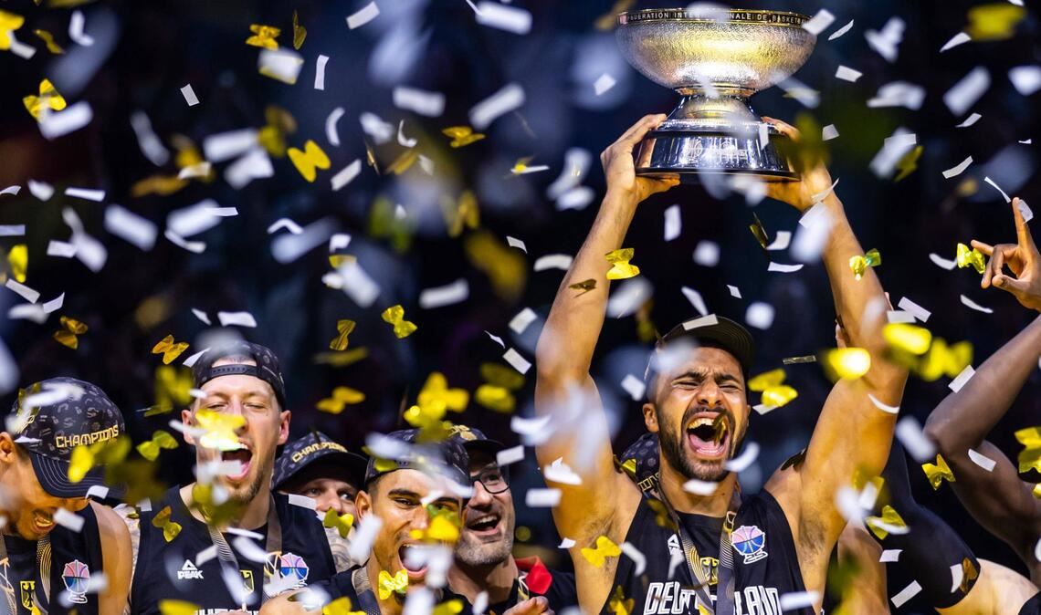 Da ist das Ding: Johannes Thiemann mit dem EM-Pokal.