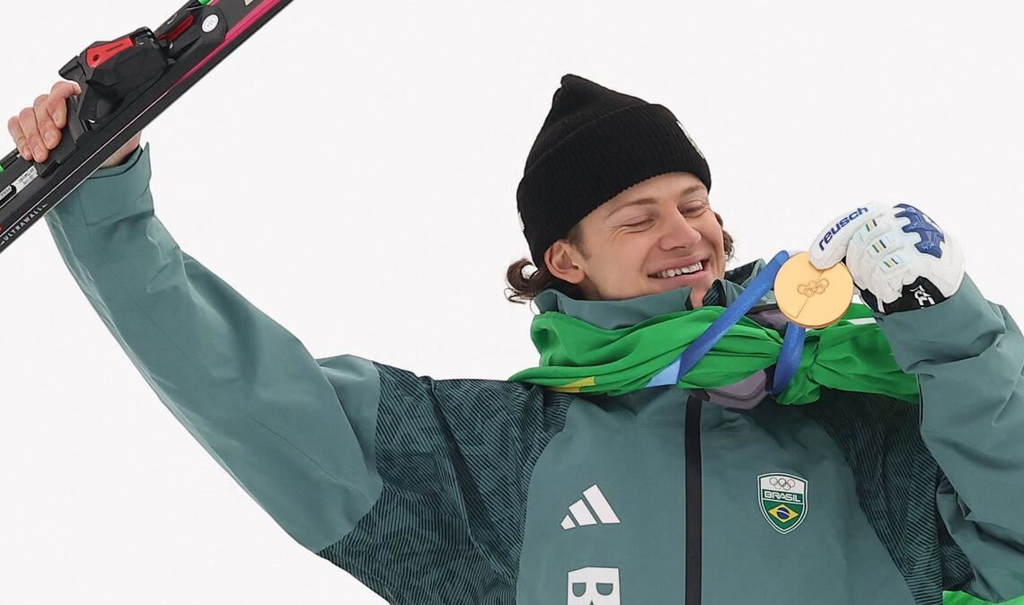 Da ist das Ding: Lucas Pinheiro Braathen mit der Goldmedaille.