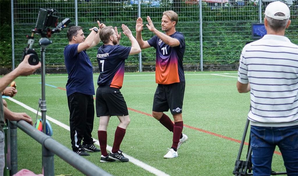 Da ist er in der Serie noch am Leben: Timo Hildebrand am Set der „Soko Stuttgart“.