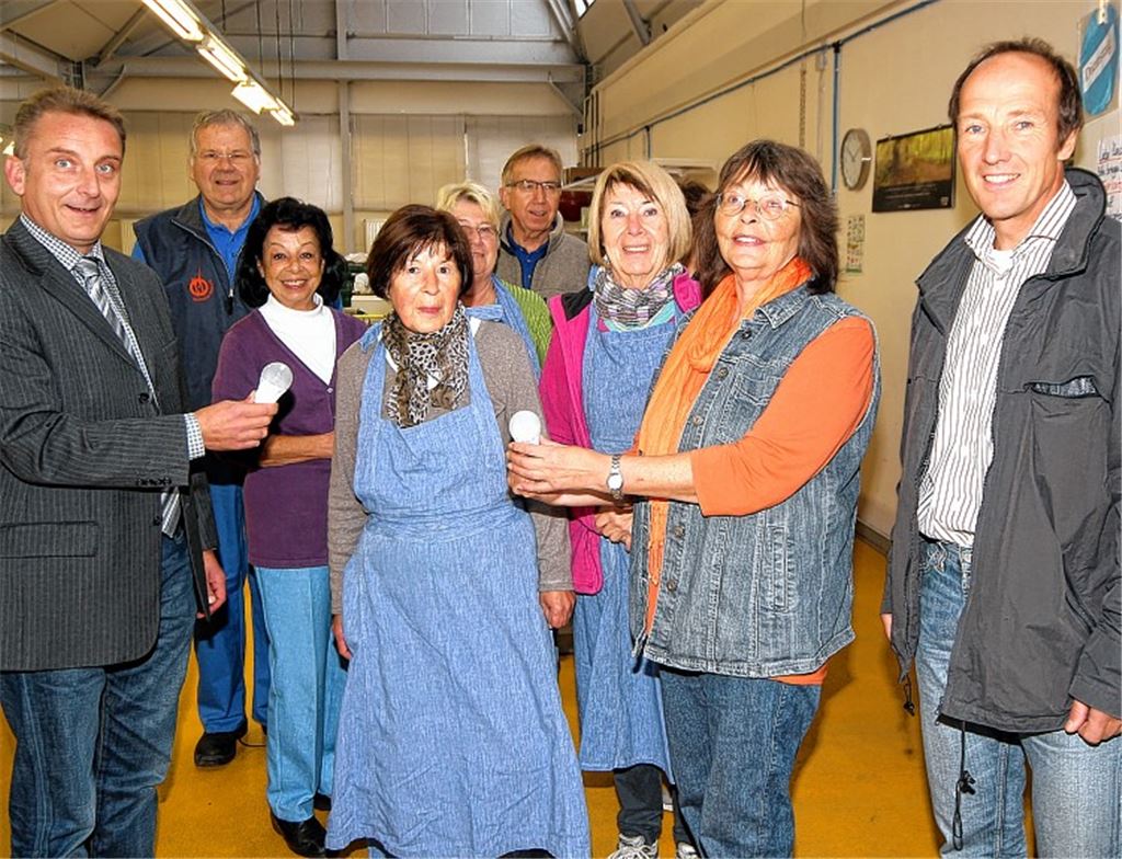 Da kommt Freude auf bei Erika van Luijk, der Leiterin des Tafelladens (2.v.r.), und ihrem Team, als Matthias Bosch (li.) und Thomas Wilhelm (re.) 50 LED-Energiesparlampen zum preisgünstigen Verkauf an bedürftige Kunden vorbeibringen. 