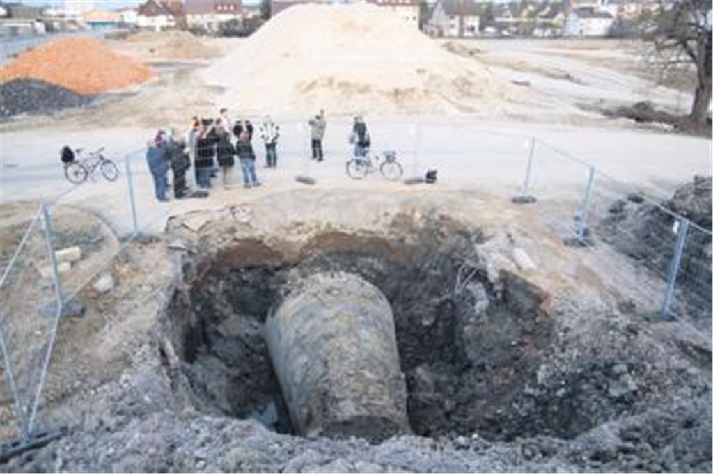 Da macht der Gemeinderat Augen: Der alte Tank auf dem Luigareal könnte aus der Rüstungsproduktion im Dritten Reich stammen.Foto: Goertz