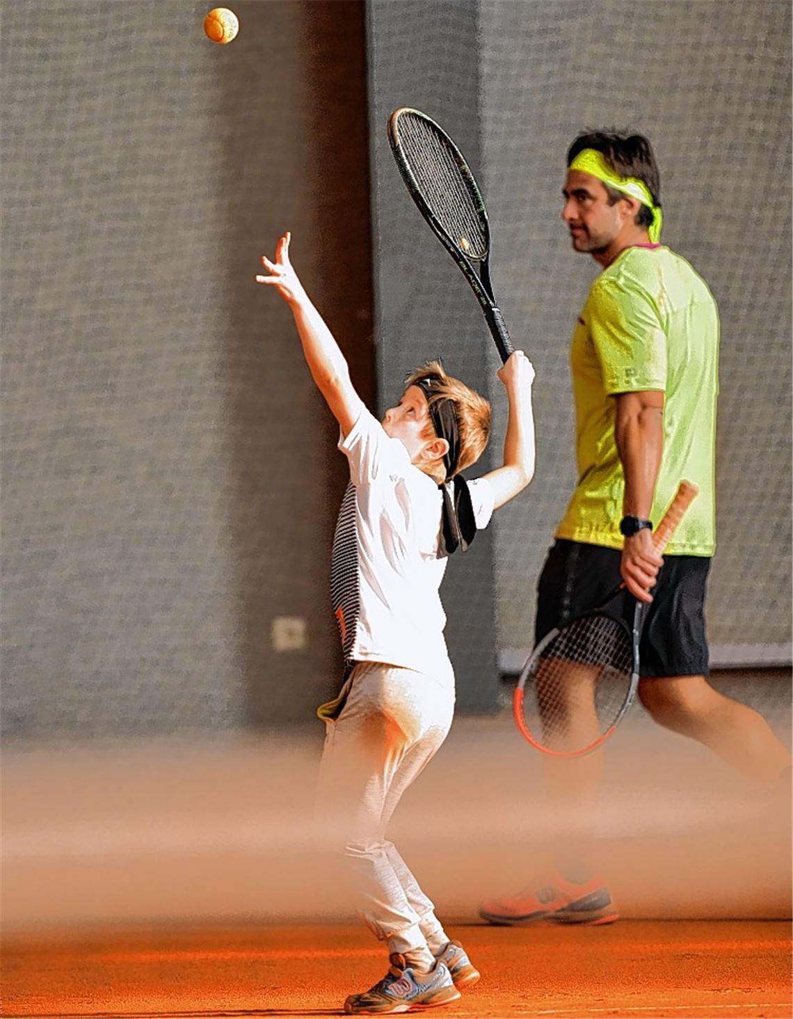 Da muss der Coach nicht mehr hinschauen: Beim Aufschlag von Eric stimmt jede Bewegung.